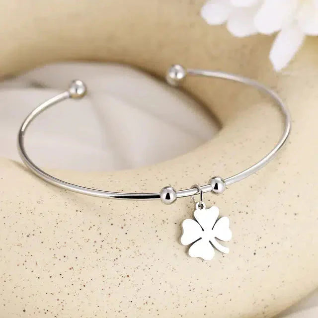 Geluk omarmen met de CloverCharm - Vierbladige Klaver Open Armband!