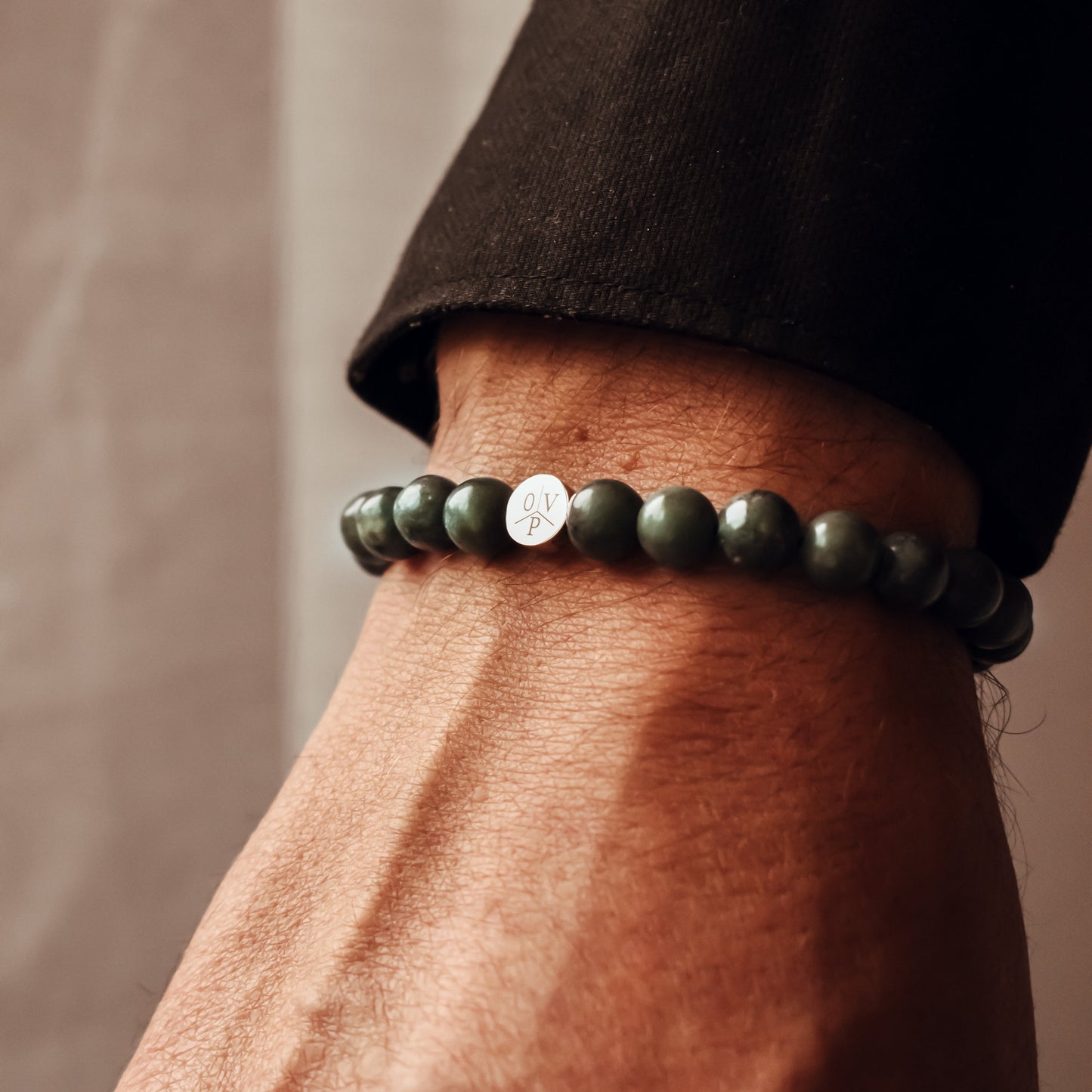 EarthTone – Natuurlijke Groene Steenarmband met Jouw Initialen