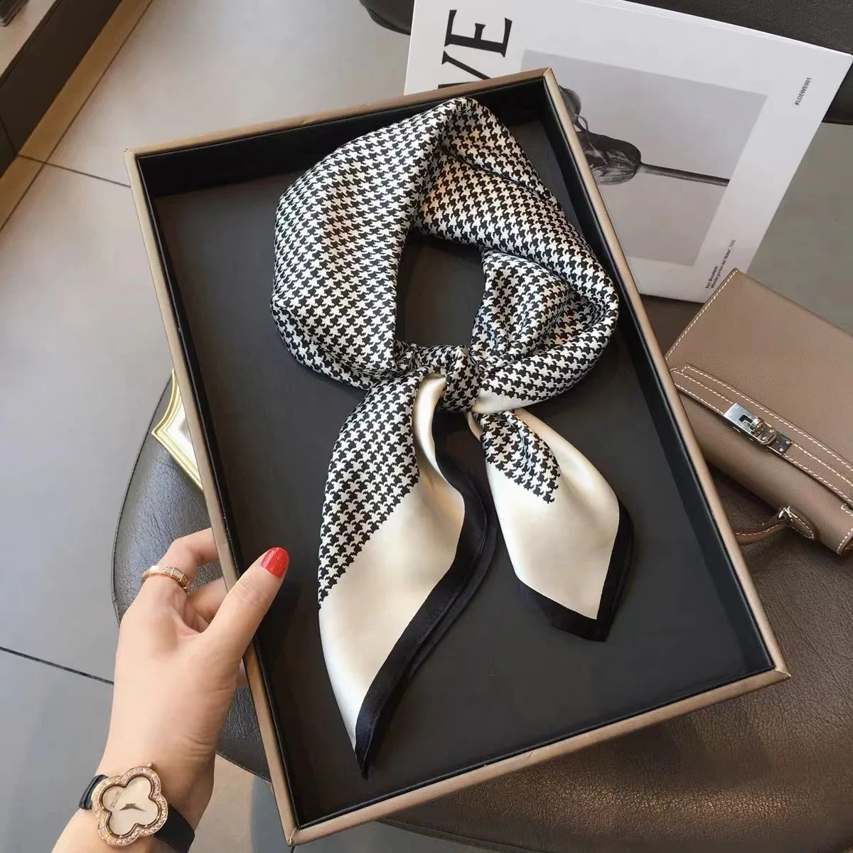 Chique 70 cm Zijde Vierkante Sjaal voor Dames - Luxe Satijnen Halsdoek, Haarbandana en Veelzijdige Sjaal Wrap of Hijab Echarpe
