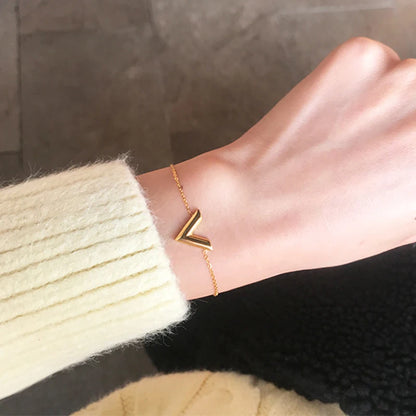 Elegante gouden kleur roestvrijstalen armband met letter V voor vrouwen - Een stijlvolle alfabet bangle sieradenset, perfect cadeau voor vrienden!