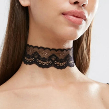 Trendy Zwart-witte Holle Kant Choker Ketting - Perfecte Mode-accessoire voor Stellen!