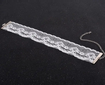 Trendy Zwart-witte Holle Kant Choker Ketting - Perfecte Mode-accessoire voor Stellen!