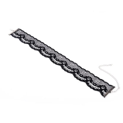 Trendy Zwart-witte Holle Kant Choker Ketting - Perfecte Mode-accessoire voor Stellen!