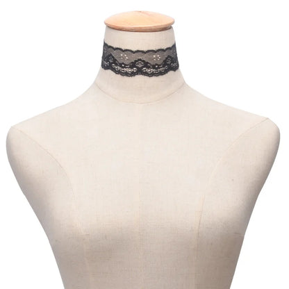 Trendy Zwart-witte Holle Kant Choker Ketting - Perfecte Mode-accessoire voor Stellen!