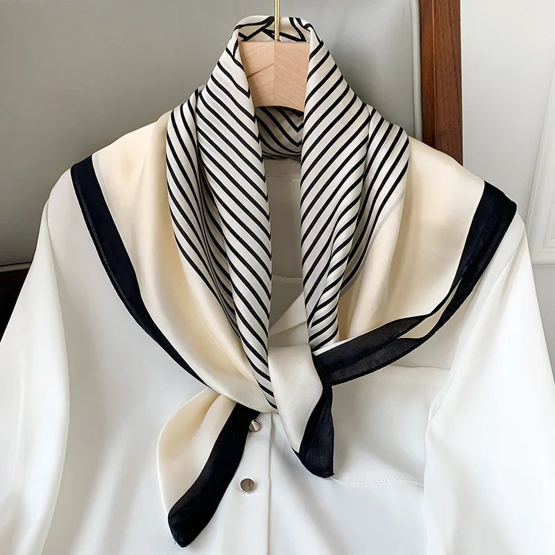 Chic Satijnen Zijden Geruite Sjaal voor Vrouwen - Elegante Hals- en Haarband, Perfect voor Werk en Mode in 2021 - Stijlvolle Hijab en Foulard Accessoire