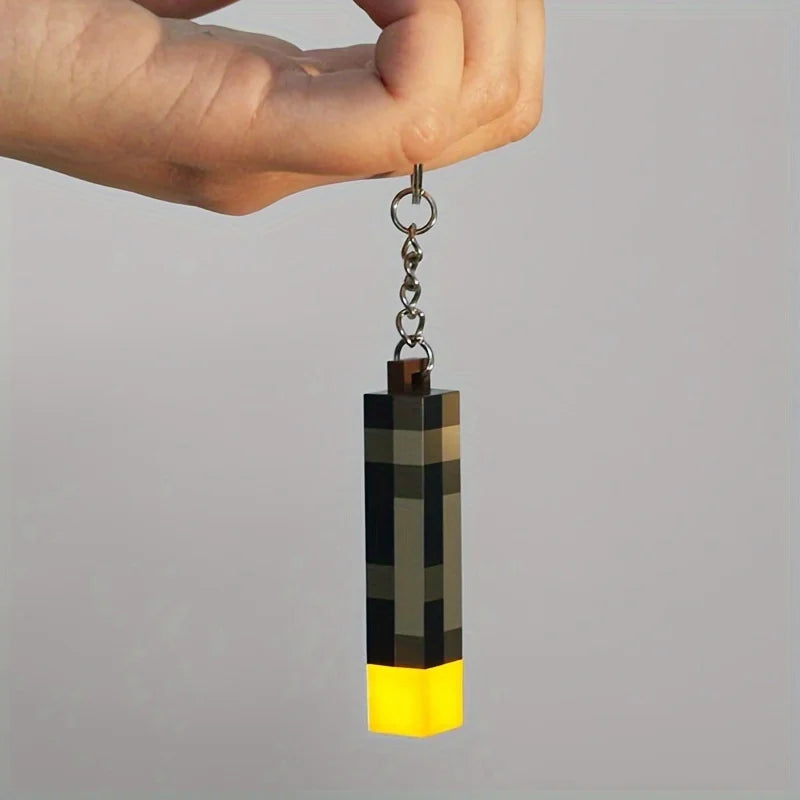 Verlicht je stijl: Glow-in-the-dark anime gamer sleutelhanger - Retro zaklamp ontwerp met pixeltextuur, chique kunststof hanger