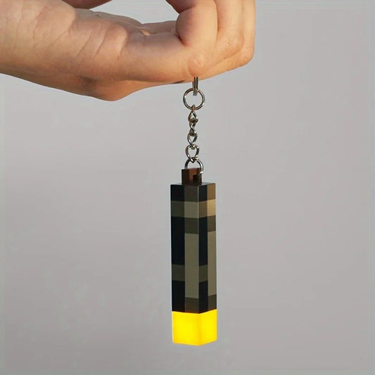 Verlicht je stijl: Glow-in-the-dark anime gamer sleutelhanger - Retro zaklamp ontwerp met pixeltextuur, chique kunststof hanger