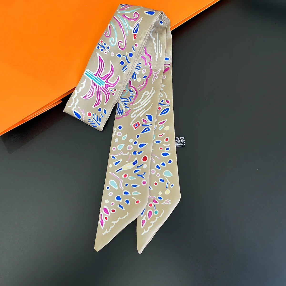 2024 Chic Zebra Florale Zijden Sjaal - Luxe Modeaccessoire voor Vrouwen, Veelzijdige Haarband, Stijlvolle Neckerchief en Elegante Tas Sjaal