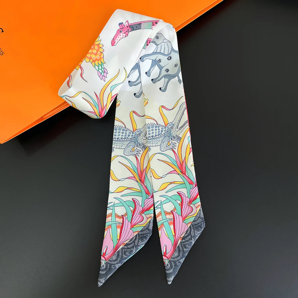 2024 Chic Zebra Florale Zijden Sjaal - Luxe Modeaccessoire voor Vrouwen, Veelzijdige Haarband, Stijlvolle Neckerchief en Elegante Tas Sjaal