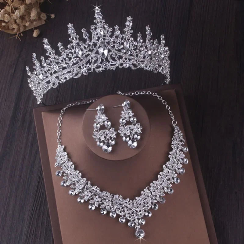 Itacazzo Luxe Zilveren Kristallen Waterdruppel Tiara en Sieradenset - Prachtige 4-delige Bruidsketting en Oorbellen Ensemble