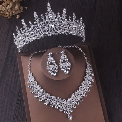 Itacazzo Luxe Zilveren Kristallen Waterdruppel Tiara en Sieradenset - Prachtige 4-delige Bruidsketting en Oorbellen Ensemble