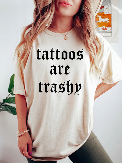 Grappige "Tattoos Zijn Goedkoop" T-shirt - 100% Katoenen Zwart Gewassen Feestshirt voor Unisex Streetwear & Hip Hop Liefhebbers - Perfect Cadeau voor Echtgenoot!