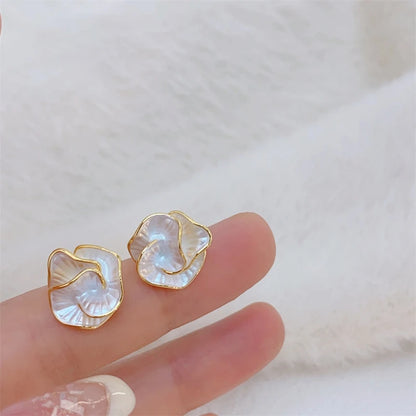 Elegante Camellia Oorbellen - Chique en Strapazzierte Bloemontwerp voor Vrouwen - Een Snufje Luxe Mode