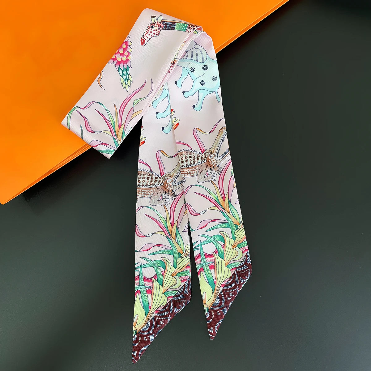 2024 Chic Zebra Florale Zijden Sjaal - Luxe Modeaccessoire voor Vrouwen, Veelzijdige Haarband, Stijlvolle Neckerchief en Elegante Tas Sjaal