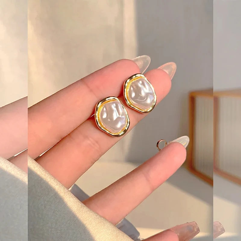 Chic Geometrische Onregelmatige Ronde Metaal Pareloorbellen voor Vrouwen - 2024 Minimalistische Stijl en Unieke Persoonlijkheid - Perfect Trendy Sieraad Geschenk!