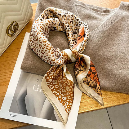 Chique 2024 Luipaardprint Vierkante Sjaal - Vrouwen Stijlvolle Imitatie Zijde Accessoire, Perfect voor Casual Looks & Veelzijdige Styling - 70CMx70CM