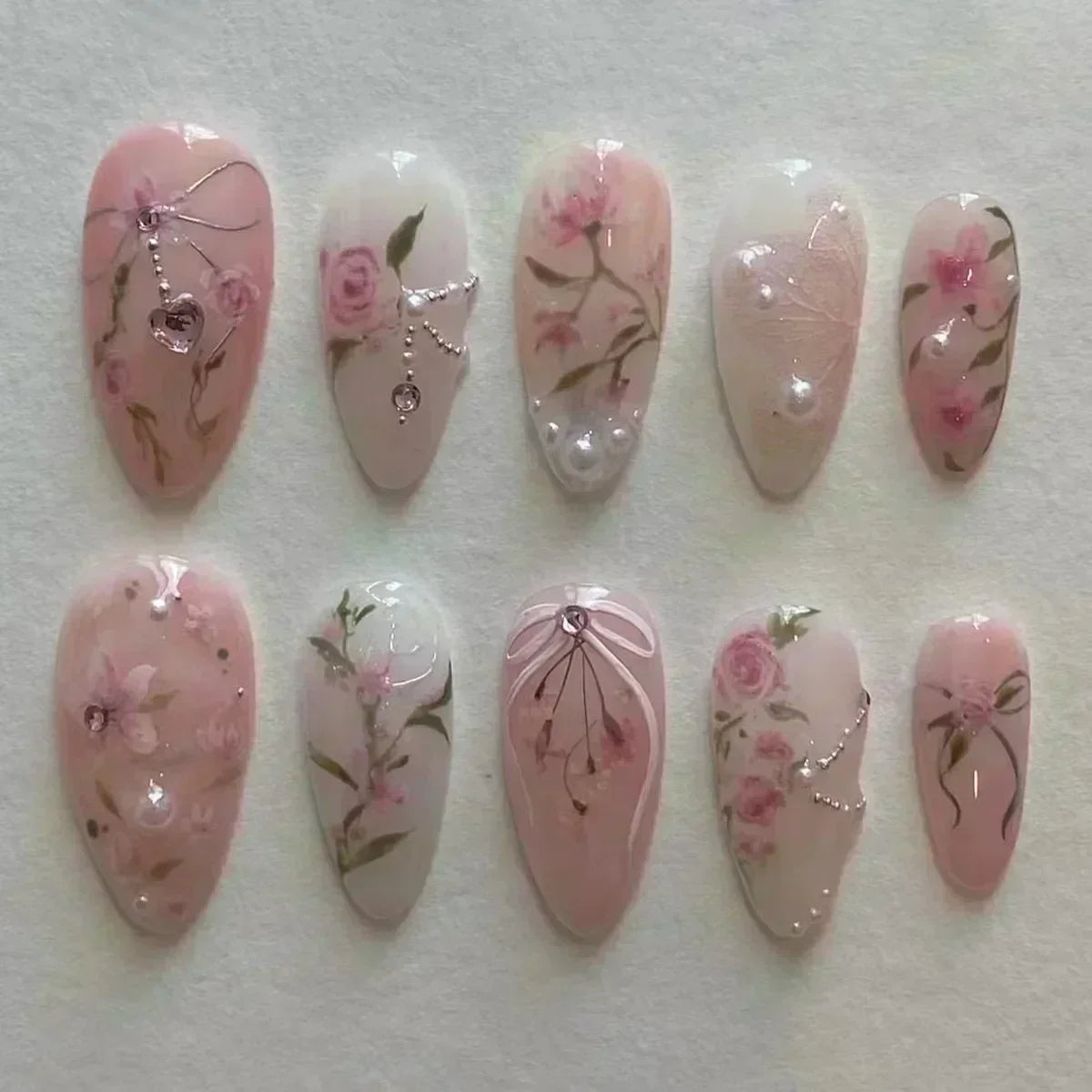 24-delige afneembare Franse nepvalse nagels set met bloem, amandelvorm, sterren en glitters ontwerp - Perfect voor DIY manicure liefhebbers!