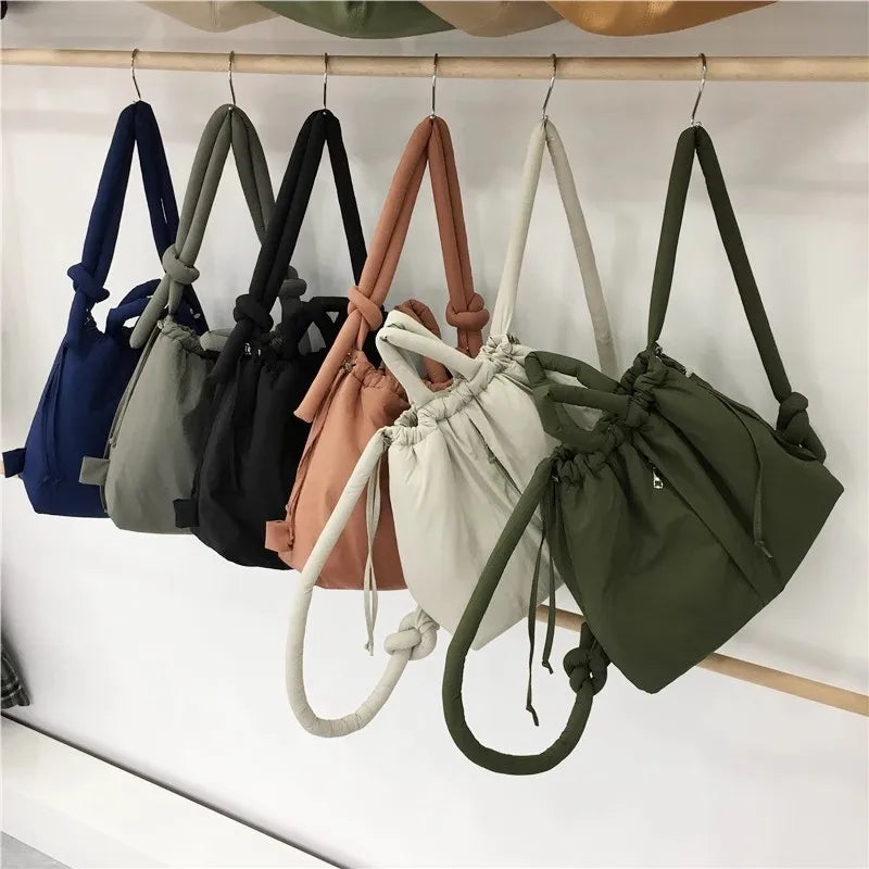Chic Nylon Gevoerde Tas voor Vrouwen - Stijlvolle Zachte Puffer Schouder- en Crossbody Handtassen met Vintage Flair en Voldoende Ruimte 2023