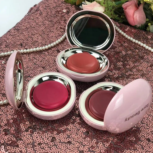 Ervaar moeiteloze stralendheid met Stay Vulnerable Melting Blushes van Rare Beauty - Crèmeblush voor een zachte, natuurlijke finish met een lichtgewicht, waterbestendige formule!
