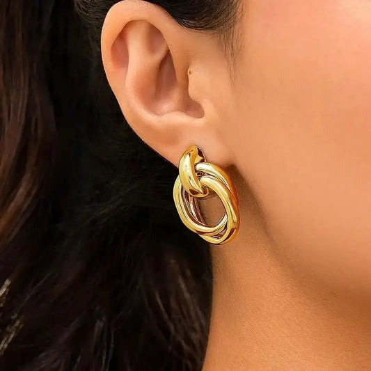 Chic Gouden Geometrische Ongelijke Stud Oorbellen voor Vrouwen - Modebewuste Knoop Ontwerp Perfect voor Cadeaus