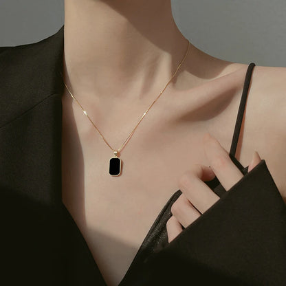 Chic Minimalistische Zwarte Epoxy Rechthoekige Hanger Kettingen voor Mannen en Vrouwen - Elegante Gouden Tonic Sieraden voor Verjaardagen en Dagelijks Gebruik