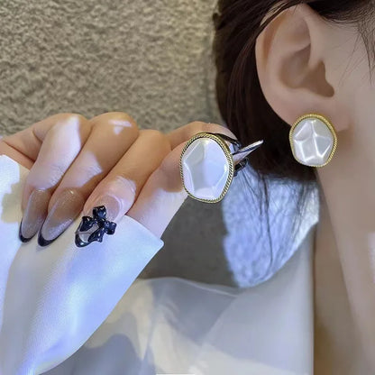 Chic Geometrische Onregelmatige Ronde Metaal Pareloorbellen voor Vrouwen - 2024 Minimalistische Stijl en Unieke Persoonlijkheid - Perfect Trendy Sieraad Geschenk!