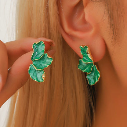 Stijlvolle 2PC Dames Oorbellen met Bos Esdoornbladeren en Kleurrijke Bloemblaadjes – Elegante en Zoete Lichte Luxe Ontwerp!
