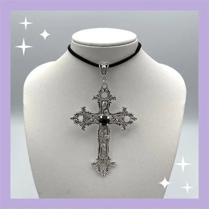 Adembenemende Gotische Zwarte Fluwelen Kruis Choker Halsketting met Kralen - Unieke Grunge Sieraden voor Vrouwen - Perfect Punk Statement Cadeau