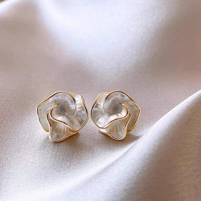 Elegante Camellia Oorbellen - Chique en Strapazzierte Bloemontwerp voor Vrouwen - Een Snufje Luxe Mode