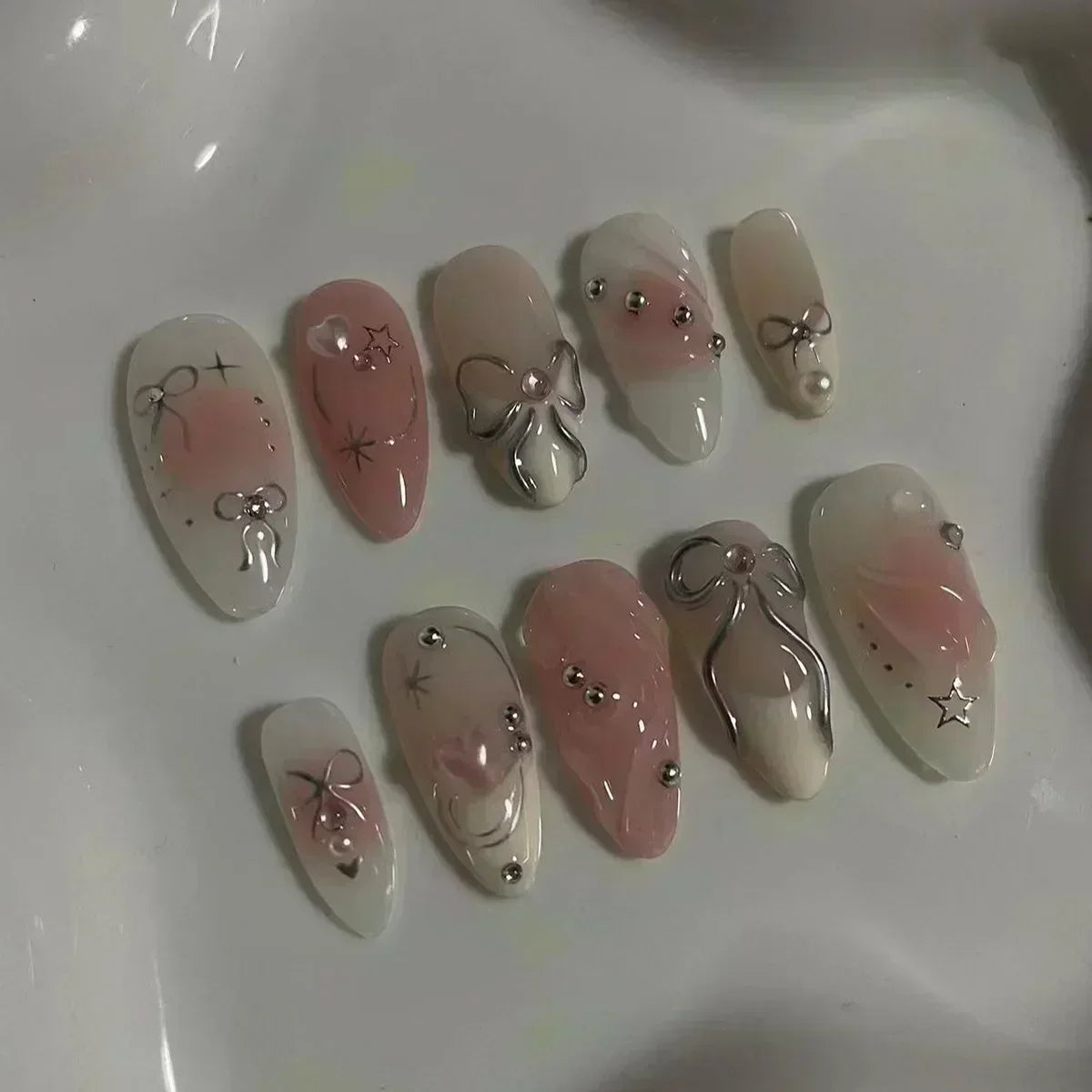 24-delige afneembare Franse nepvalse nagels set met bloem, amandelvorm, sterren en glitters ontwerp - Perfect voor DIY manicure liefhebbers!