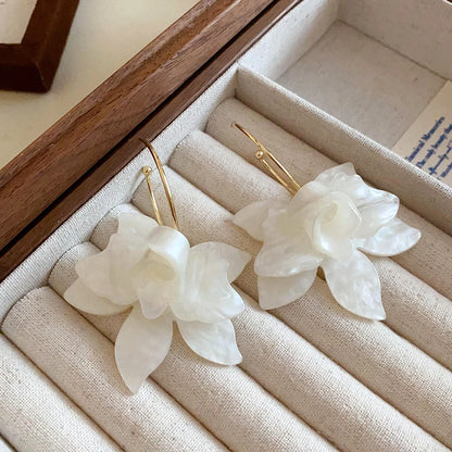 Chic Witte Hars Bloem Hoepel Oorbellen voor Vrouwen - Een Vleugje Elegante Fairycore Mode!