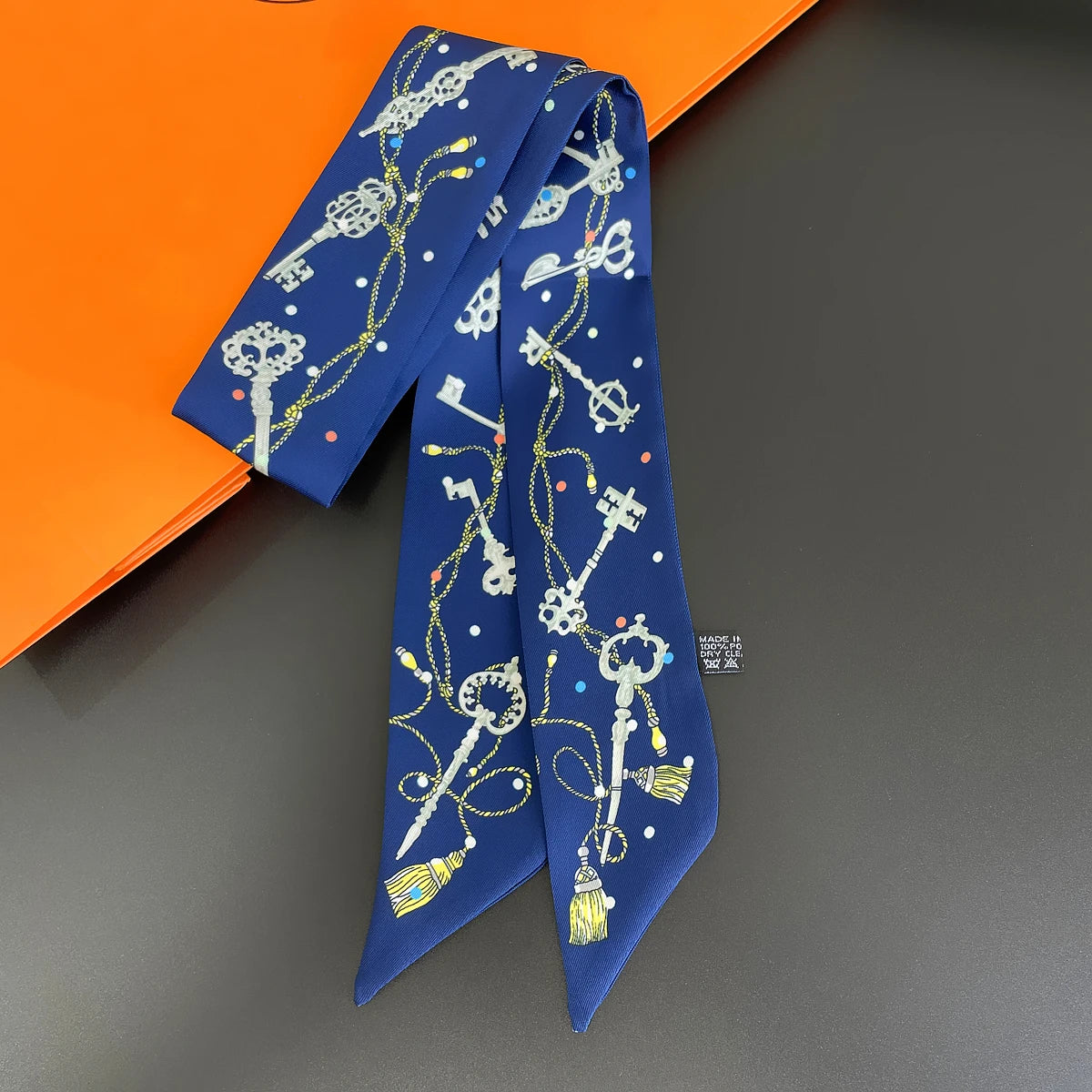 2024 Chic Zebra Florale Zijden Sjaal - Luxe Modeaccessoire voor Vrouwen, Veelzijdige Haarband, Stijlvolle Neckerchief en Elegante Tas Sjaal