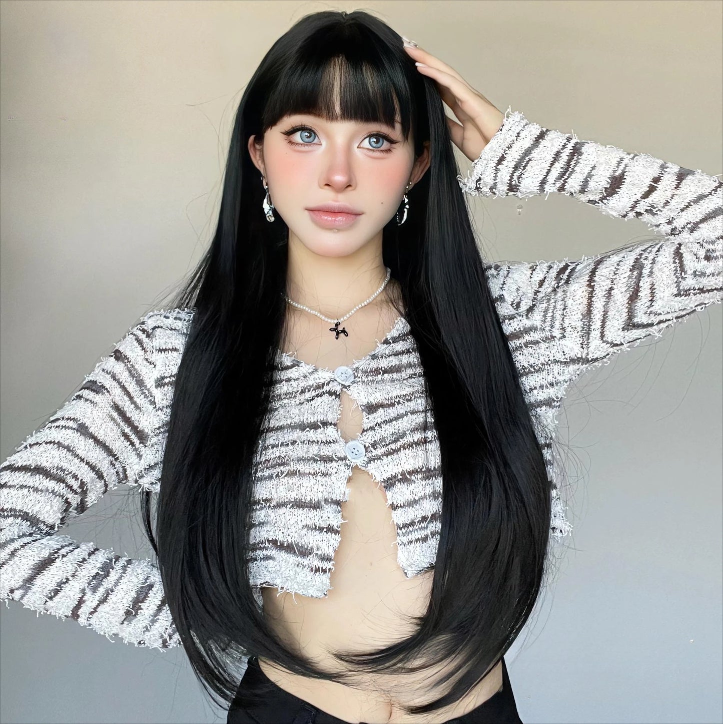 Prachtige 28-Inch Lange Rechte Zwarte Pruik met Pony – Hittebestendig Synthetisch Haar voor Vrouwen Cosplay en Stijlvolle Lolita Looks