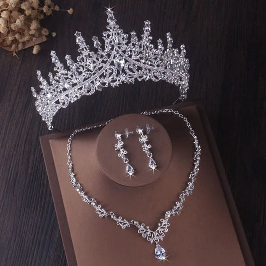 Itacazzo Luxe Zilveren Kristallen Waterdruppel Tiara en Sieradenset - Prachtige 4-delige Bruidsketting en Oorbellen Ensemble