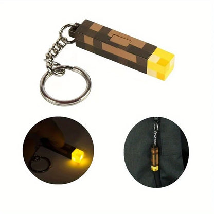 Verlicht je stijl: Glow-in-the-dark anime gamer sleutelhanger - Retro zaklamp ontwerp met pixeltextuur, chique kunststof hanger