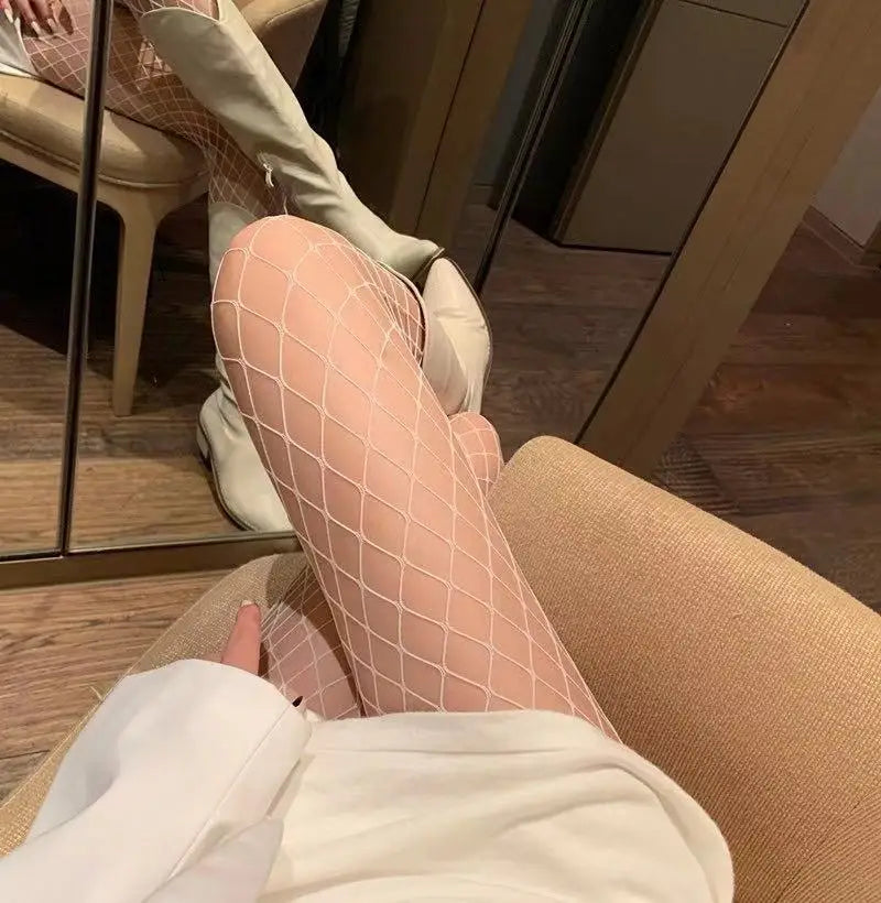 Verleidelijke Lange Visnet Bodystocking voor Dames - Stunning MaMesh Nylon Panty en Dijen-Hoge Kousen in Zwart voor een Sensuele Zomerlook