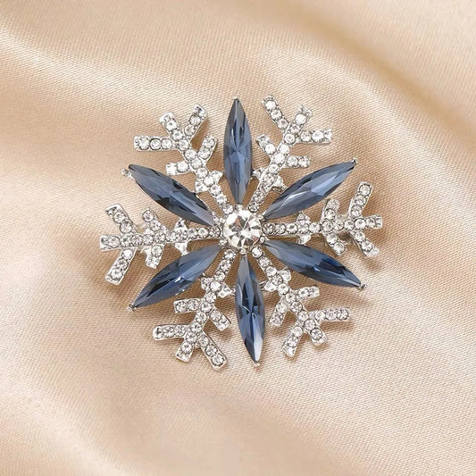 Verbazingwekkende Crystal Sneeuwvlok Broche Reversspelden voor Mannen - Elegante Blauwe CZ Rhinestone Accessoire voor Pakken en Kleding