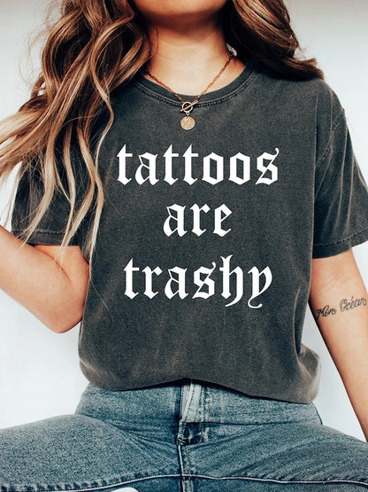 Grappige "Tattoos Zijn Goedkoop" T-shirt - 100% Katoenen Zwart Gewassen Feestshirt voor Unisex Streetwear & Hip Hop Liefhebbers - Perfect Cadeau voor Echtgenoot!