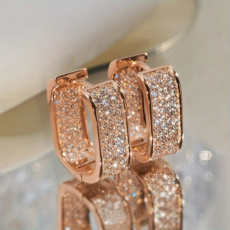Elegante Huitan Bling CZ Hoops oorbellen voor Vrouwen - Luxe Gouden of Zilveren Modejuwelen voor de Moderne Dame