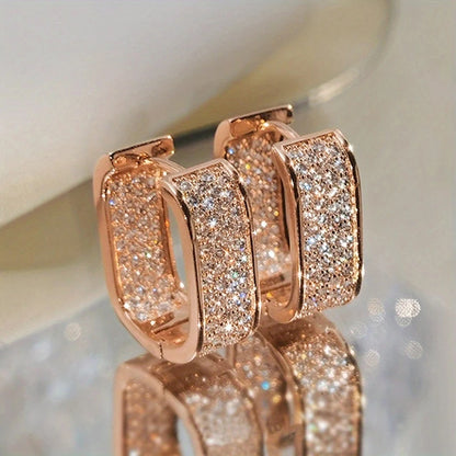 Elegante Huitan Bling CZ Hoops oorbellen voor Vrouwen - Luxe Gouden of Zilveren Modejuwelen voor de Moderne Dame