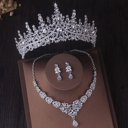 Itacazzo Luxe Zilveren Kristallen Waterdruppel Tiara en Sieradenset - Prachtige 4-delige Bruidsketting en Oorbellen Ensemble