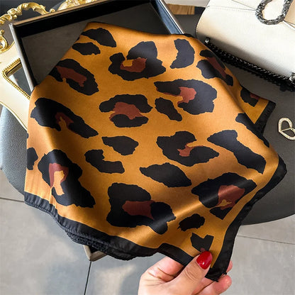 Chique 2024 Luipaardprint Vierkante Sjaal - Vrouwen Stijlvolle Imitatie Zijde Accessoire, Perfect voor Casual Looks & Veelzijdige Styling - 70CMx70CM