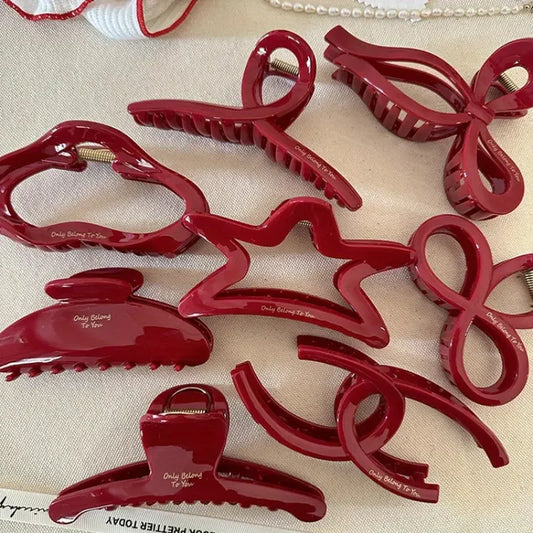 Chic Grote Rode Haarclip met Franse Lettering en Gouden Accenten - Schattige PVC Haiformulier Perfect voor Stijlvolle Kapsels