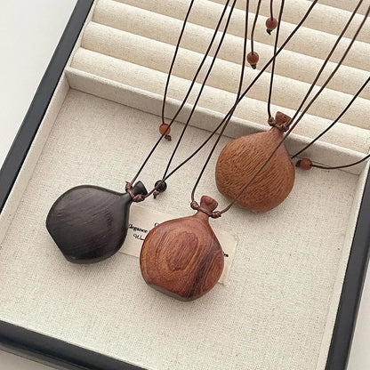 Charmante Bruine en Zwarte Houten Flagon Hanger Ketting met Verstelbare Touw Choker - Perfect Verjaardagscadeau voor Vrouwen!
