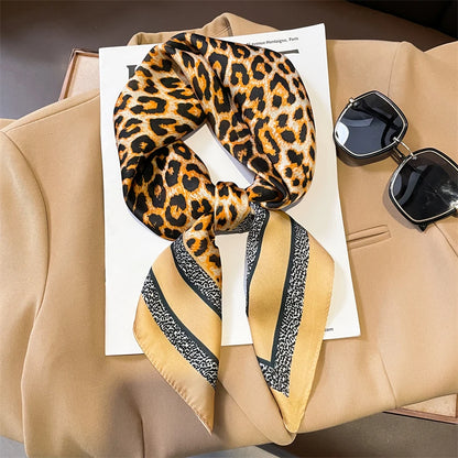 Chic Satijnen Zijden Geruite Sjaal voor Vrouwen - Elegante Hals- en Haarband, Perfect voor Werk en Mode in 2021 - Stijlvolle Hijab en Foulard Accessoire