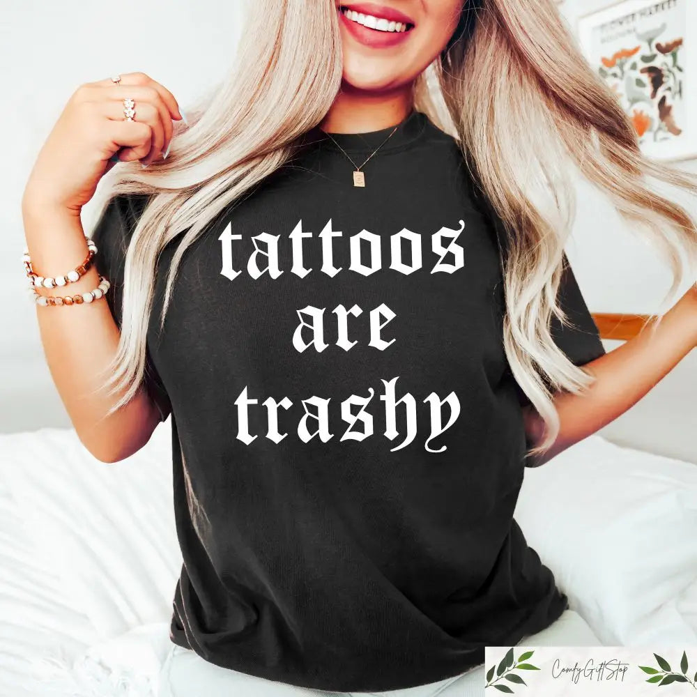 Grappige "Tattoos Zijn Goedkoop" T-shirt - 100% Katoenen Zwart Gewassen Feestshirt voor Unisex Streetwear & Hip Hop Liefhebbers - Perfect Cadeau voor Echtgenoot!