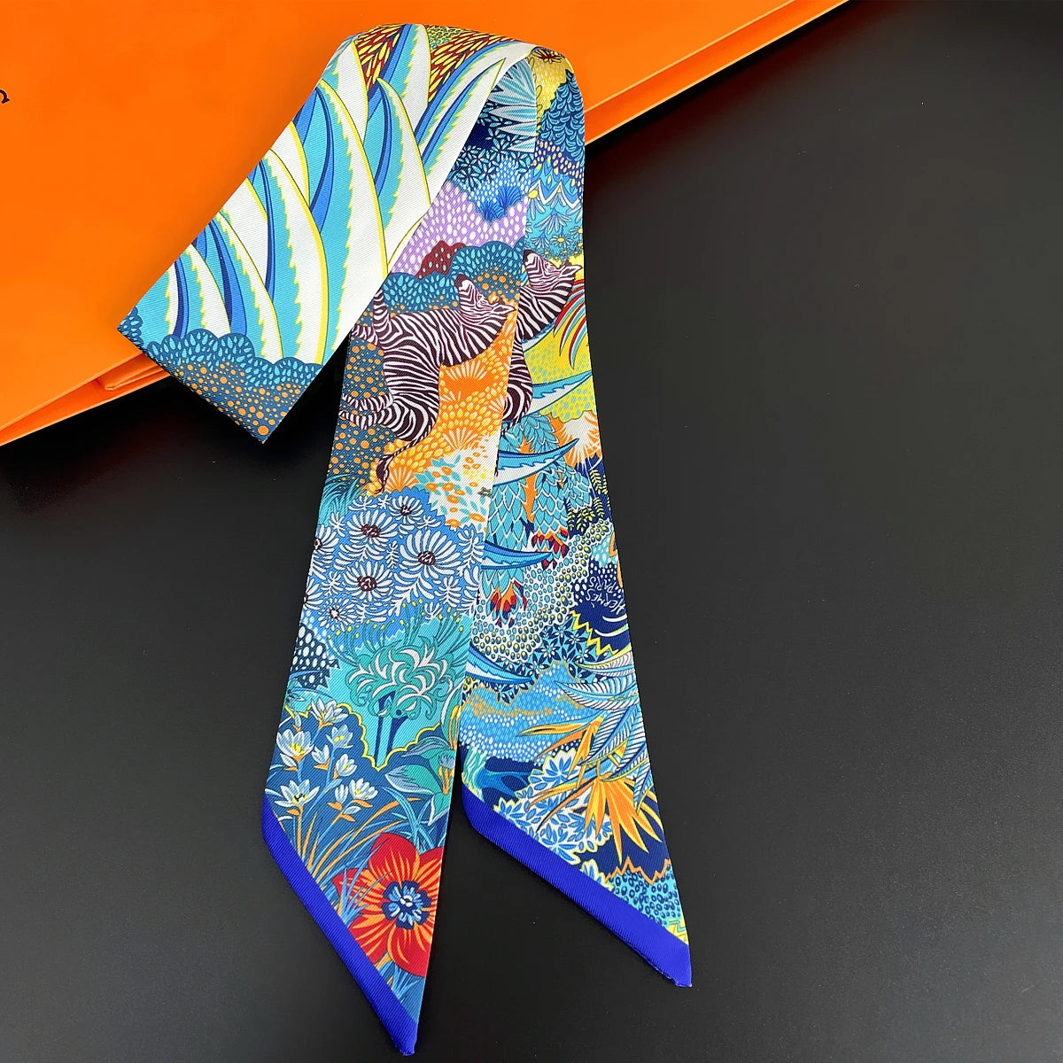 2024 Chic Zebra Florale Zijden Sjaal - Luxe Modeaccessoire voor Vrouwen, Veelzijdige Haarband, Stijlvolle Neckerchief en Elegante Tas Sjaal