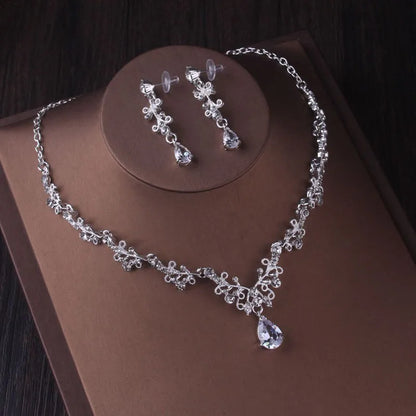 Itacazzo Luxe Zilveren Kristallen Waterdruppel Tiara en Sieradenset - Prachtige 4-delige Bruidsketting en Oorbellen Ensemble