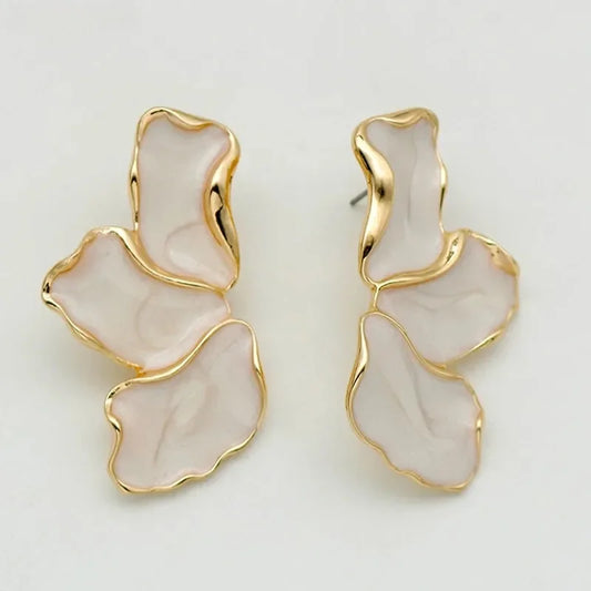Stijlvolle 2PC Dames Oorbellen met Bos Esdoornbladeren en Kleurrijke Bloemblaadjes – Elegante en Zoete Lichte Luxe Ontwerp!