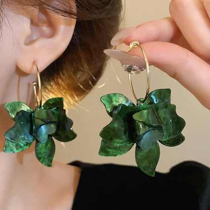 Chic Witte Hars Bloem Hoepel Oorbellen voor Vrouwen - Een Vleugje Elegante Fairycore Mode!